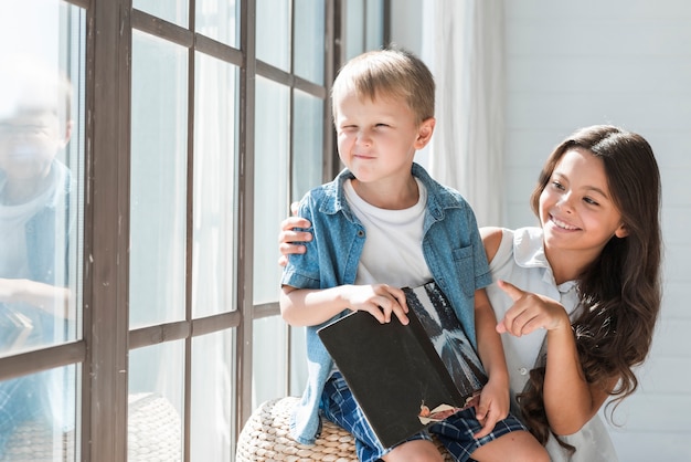 Primer plano, de, hermano y hermana, mirar ventana