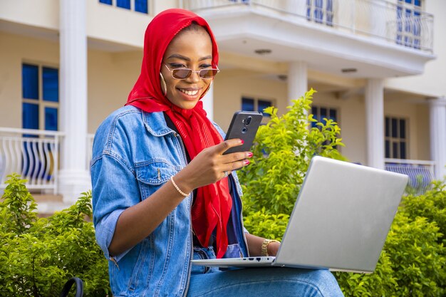 Primer plano de una hermosa joven africana sentada afuera