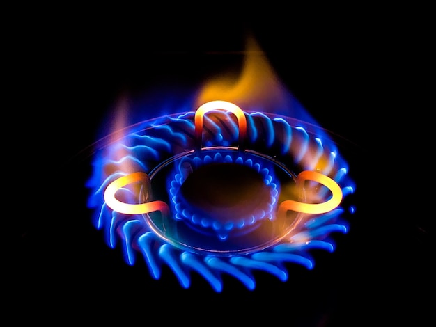 Primer plano de una hermosa llama azul en una estufa de gas