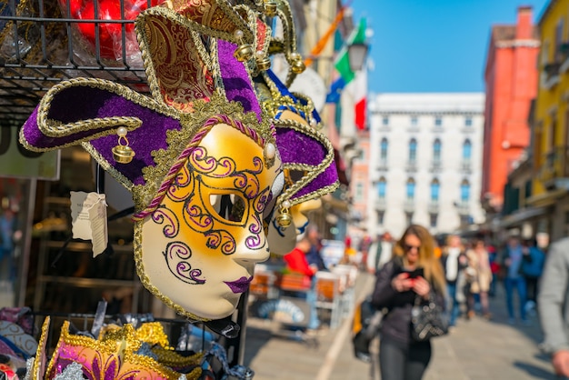 Primer plano de una hermosa máscara de carnaval en una calle de Venecia