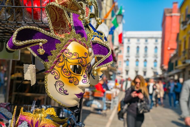 Primer plano de una hermosa máscara de carnaval en una calle de Venecia