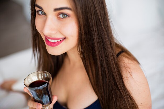 Primer plano hermosa mujer bebiendo una copa de vino
