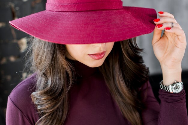Primer plano de una hermosa mujer joven con sombrero rosa