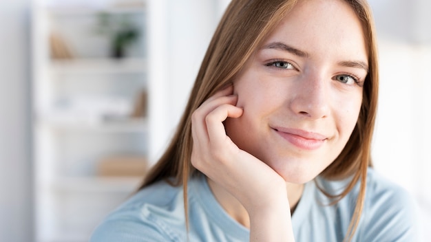 Foto gratuita primer plano hermosa mujer mirando a cámara