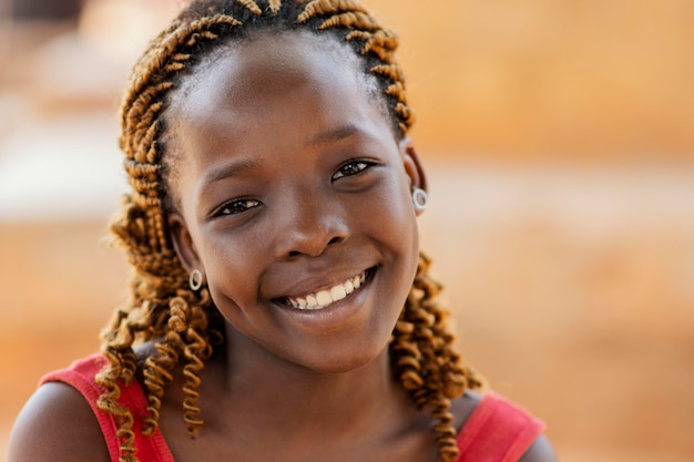 Foto gratuita primer plano hermosa niña africana sonriente