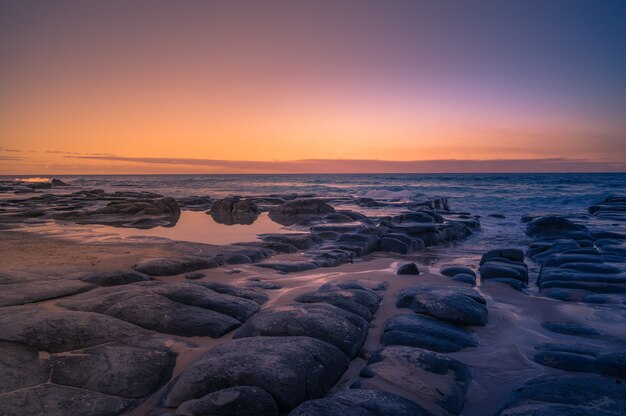 Primer plano de una hermosa puesta de sol sobre la costa de Queensland, Australia