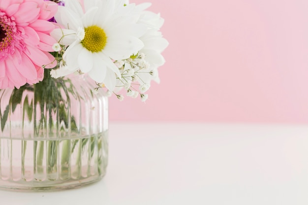 Primer plano con hermosas flores de primavera en un florero