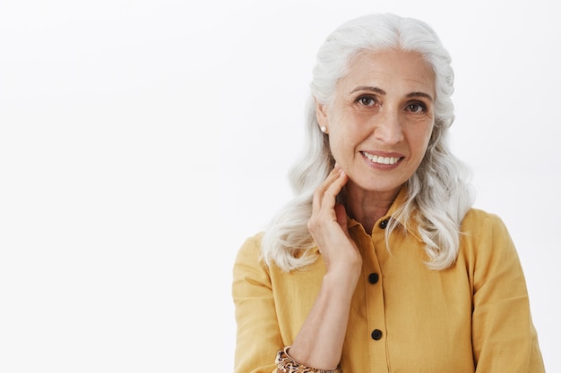 Primer plano, de, hermoso, mujer mayor, sonriente, complacido