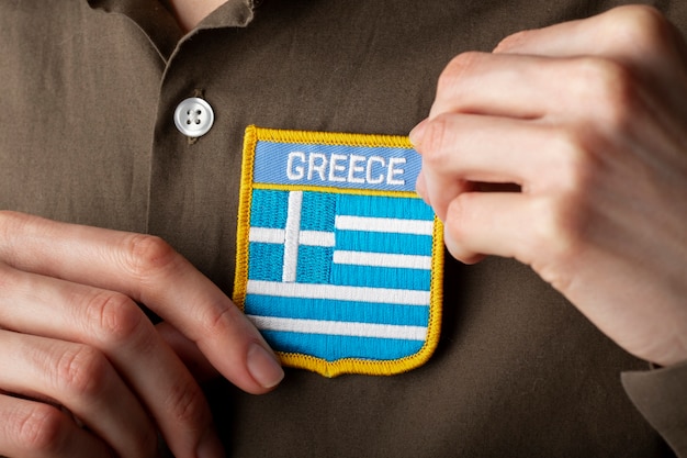 Foto gratuita primer plano en el hermoso pin de bordado de la bandera de grecia