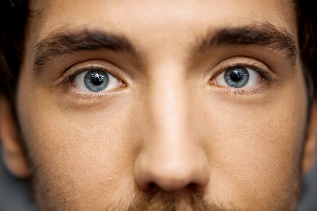 Primer plano de hermosos ojos azules del hombre