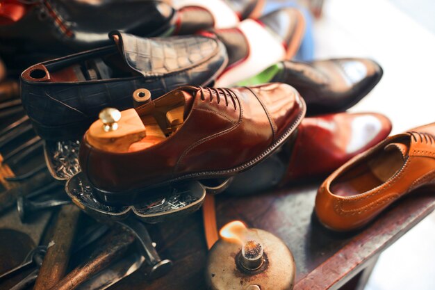 Primer plano de los hermosos zapatos hechos a mano en el taller