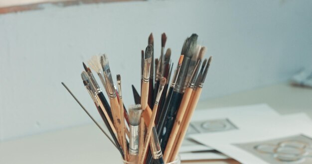 Primer plano de herramientas de arte en estudio Pinturas pinceles lienzo lápiz