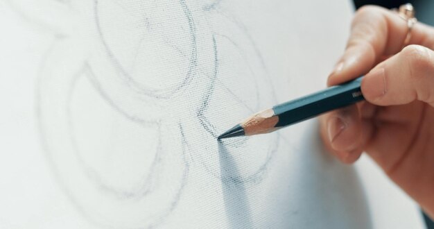 Primer plano de herramientas de arte en estudio Pinturas pinceles lienzo lápiz