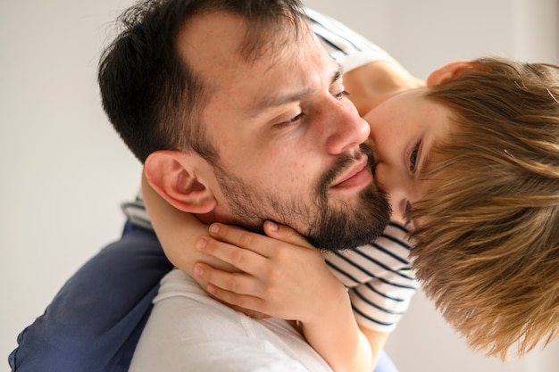 Primer plano, hijo, besar, padre