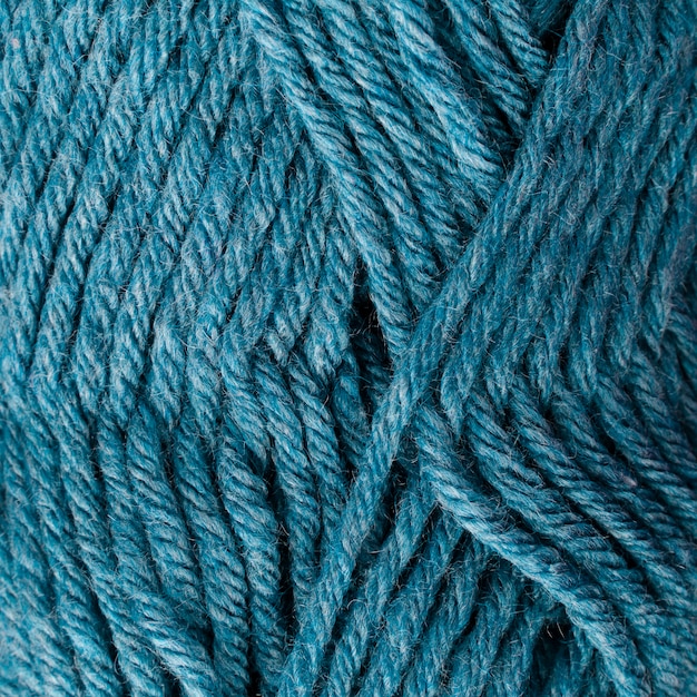 Primer plano de hilo de lana de color azul