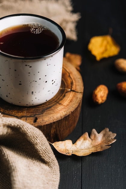 Primer plano de la hoja cerca del té y la tela