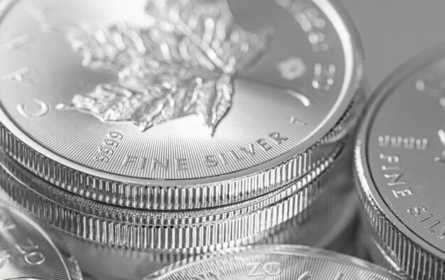 Primer plano de hojas de arce de monedas de plata fina de la Royal Canadian Mint