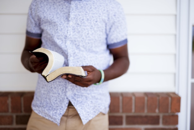 Primer plano de un hombre abriendo la biblia