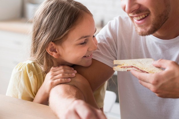 Primer plano, hombre, alimentación, hija