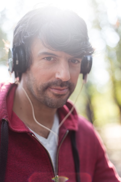 Primer plano de hombre atractivo escuchando música