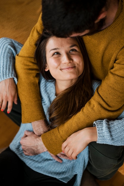 Foto gratuita primer plano, hombre, besar, mujer, en, cabeza