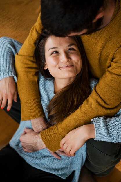 Primer plano, hombre, besar, mujer, en, cabeza