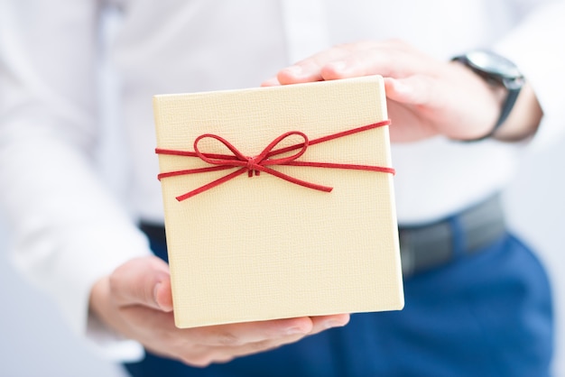 Foto gratuita primer plano de hombre con caja de regalo