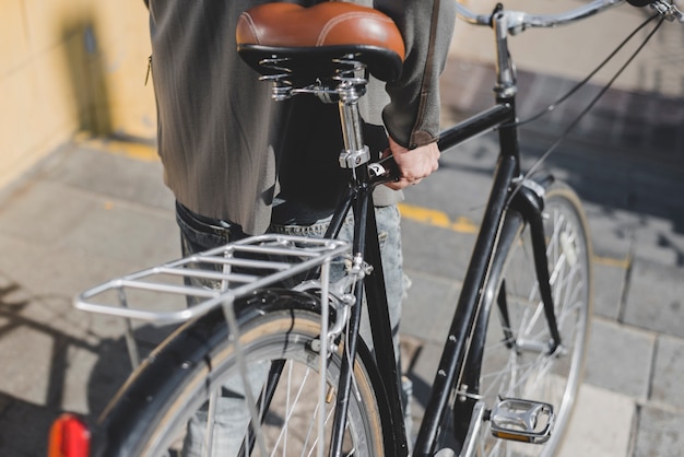 Primer plano de hombre caminando con bicicleta en la escalera