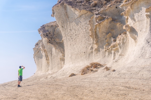 Primer plano de un hombre caminando en el Parque Natural Cabo de Gata-Nijar en Andalucía, España