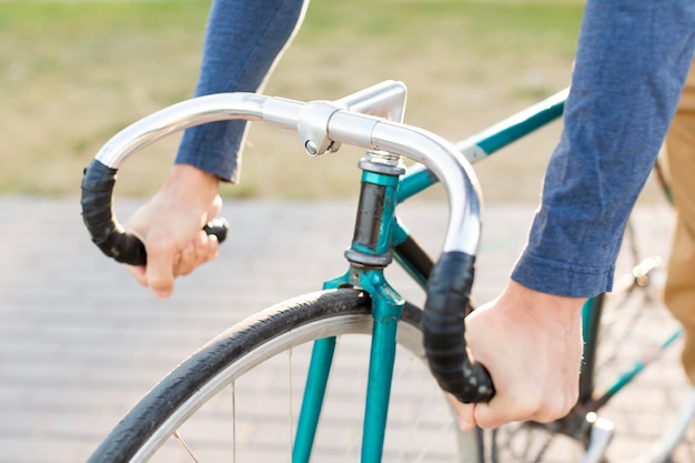 Primer plano hombre casual montando bicicleta al aire libre