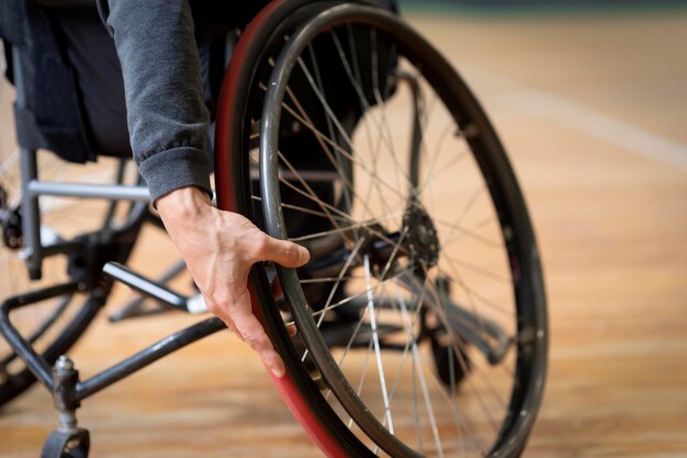 Primer plano hombre discapacitado en cancha de baloncesto