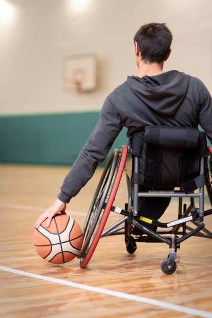 Primer plano, hombre discapacitado, tenencia, baloncesto