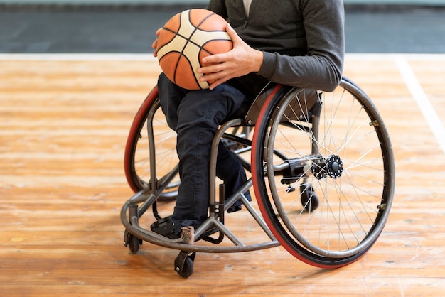 Primer plano, hombre discapacitado, tenencia, baloncesto