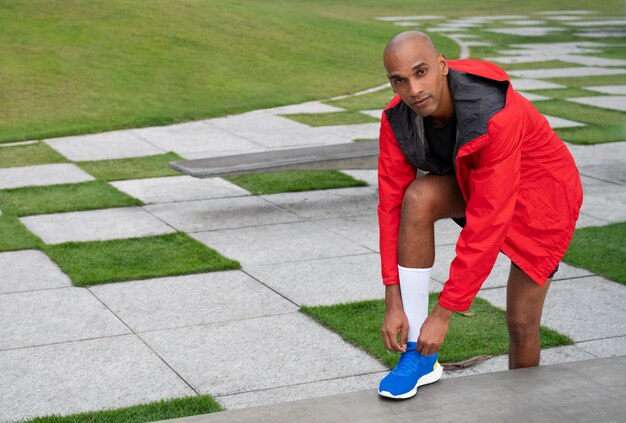 Primer plano de un hombre entrenando al aire libre