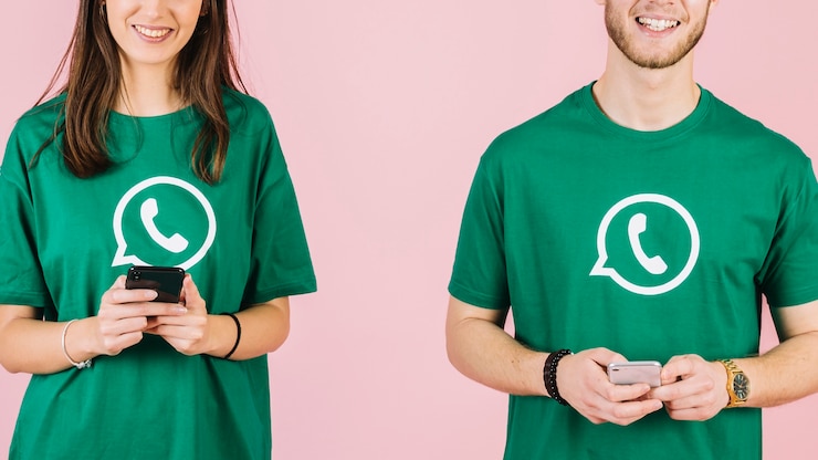 Foto gratuito primer plano de hombre feliz y mujer sosteniendo teléfono móvil