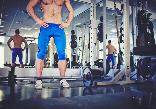 Primer plano de hombre fuerte en el gimnasio