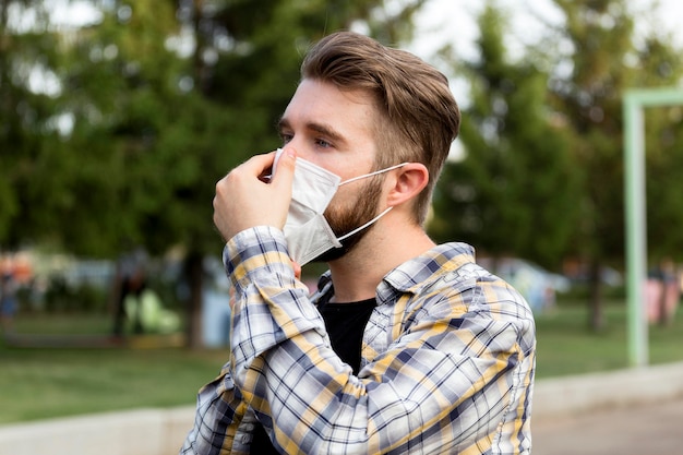 Primer plano hombre guapo con mascarilla