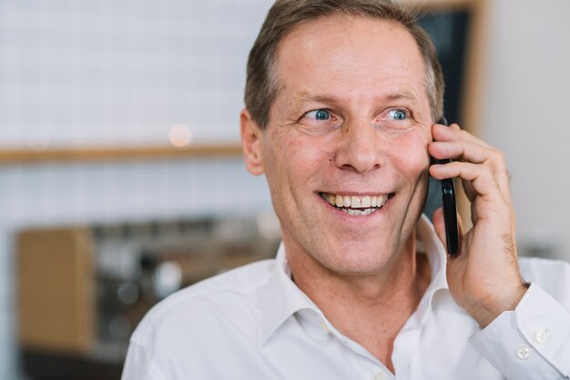 Primer plano del hombre hablando por teléfono