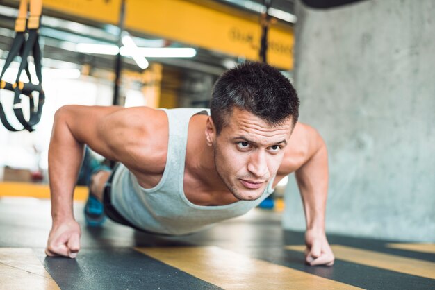 Primer plano, de, un, hombre, hacer, entrenamiento, en, gimnasio