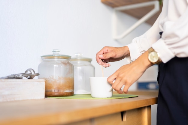 Primer plano del hombre haciendo café en la oficina