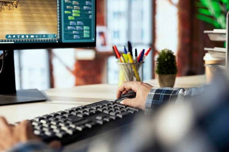 Foto gratuito primer plano de un hombre haciendo un plano de piso en un software cad
