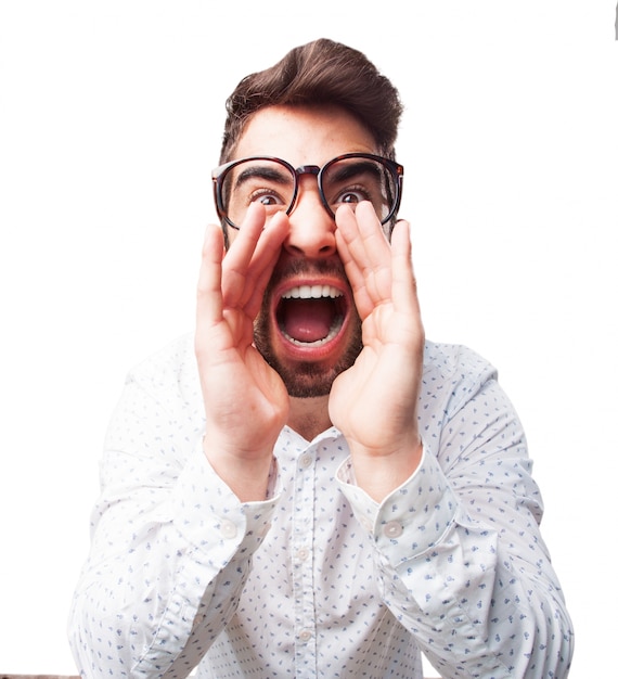 Primer plano de hombre joven con gafas gritando