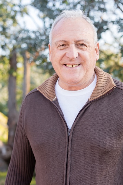 Foto gratuita primer plano de hombre jubilado sonriente