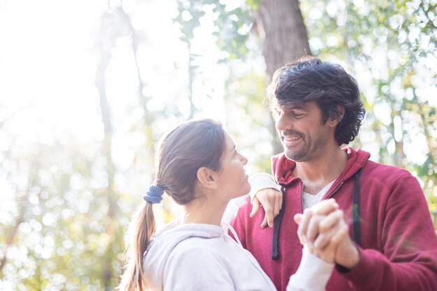 Primer plano de hombre juguetón bailando con su mujer