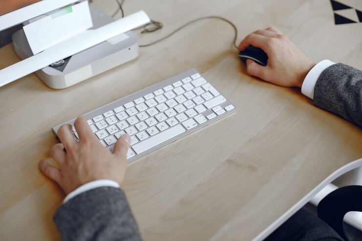 Foto gratuito primer plano de un hombre manos ocupado escribiendo en una computadora portátil. hombre en la oficina.