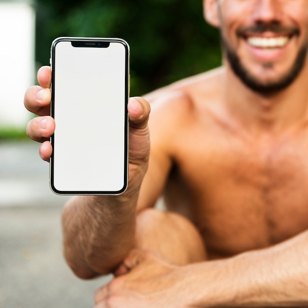 Primer plano del hombre con maqueta de teléfono