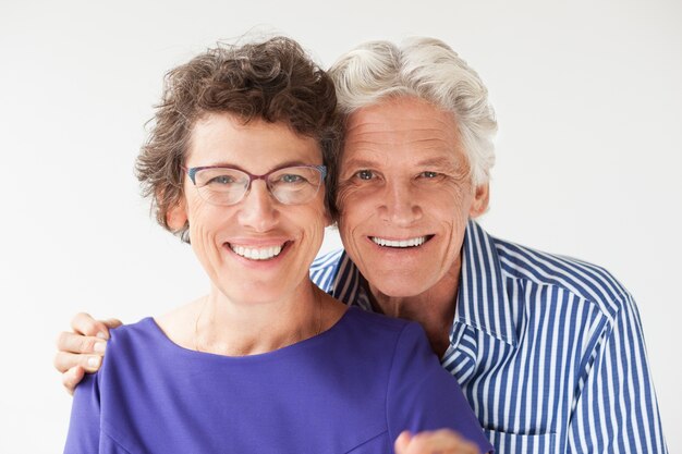 Primer plano de hombre mayor Abrazar sonriente esposa