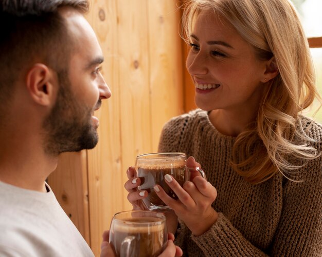 Primer plano, hombre y mujer, con, bebidas