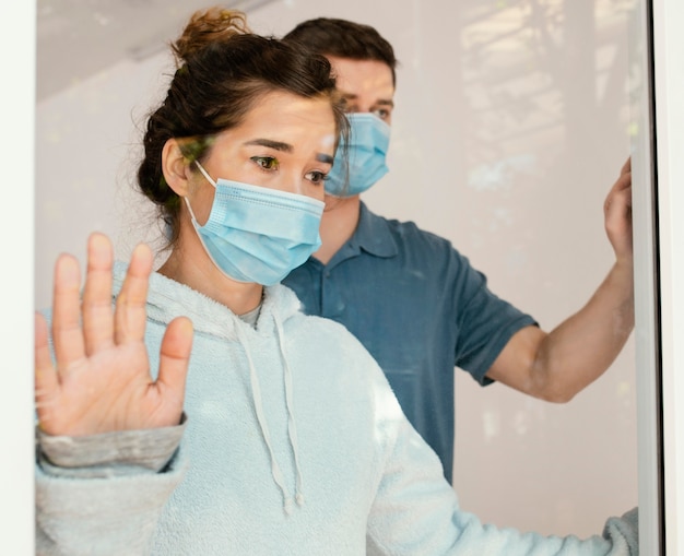 Primer plano, hombre y mujer, con, máscaras