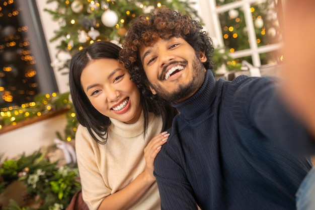 Primer plano hombre y mujer sonriendo a la cámara